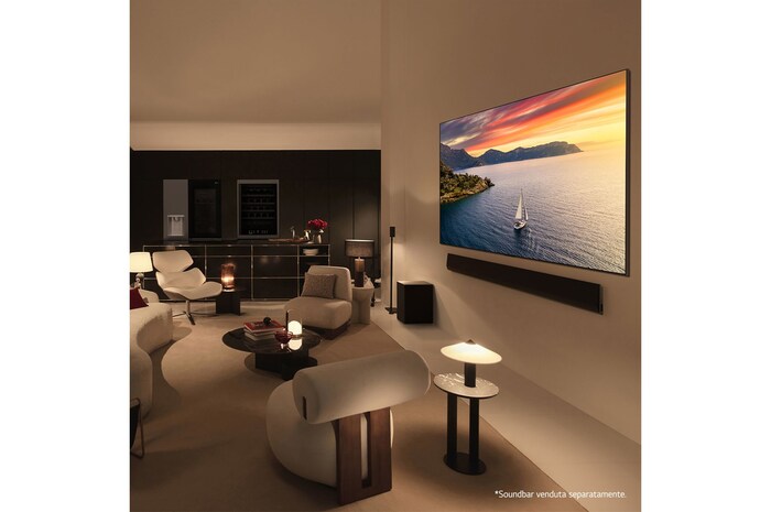 Vista laterale leggermente inclinata verso destra del TV LG OLED evo, OLED G4 sulla parete